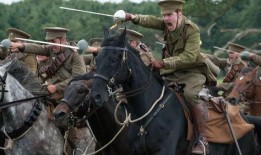 《战马》电影在线观看,跨越时空的传奇，见证生命的坚韧与勇气